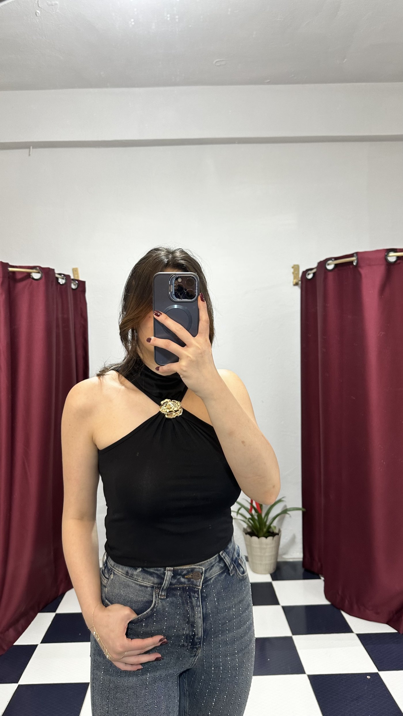 Gold Aksesuar Detaylı Siyah Halter Yaka Bluz