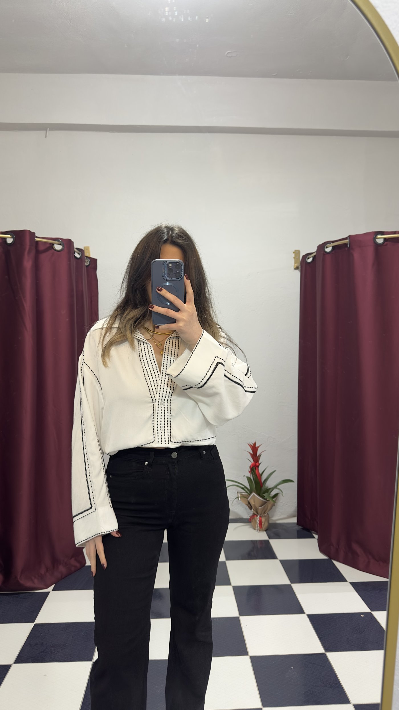 Siyah Nakış Detaylı Beyaz Oversize Bluz