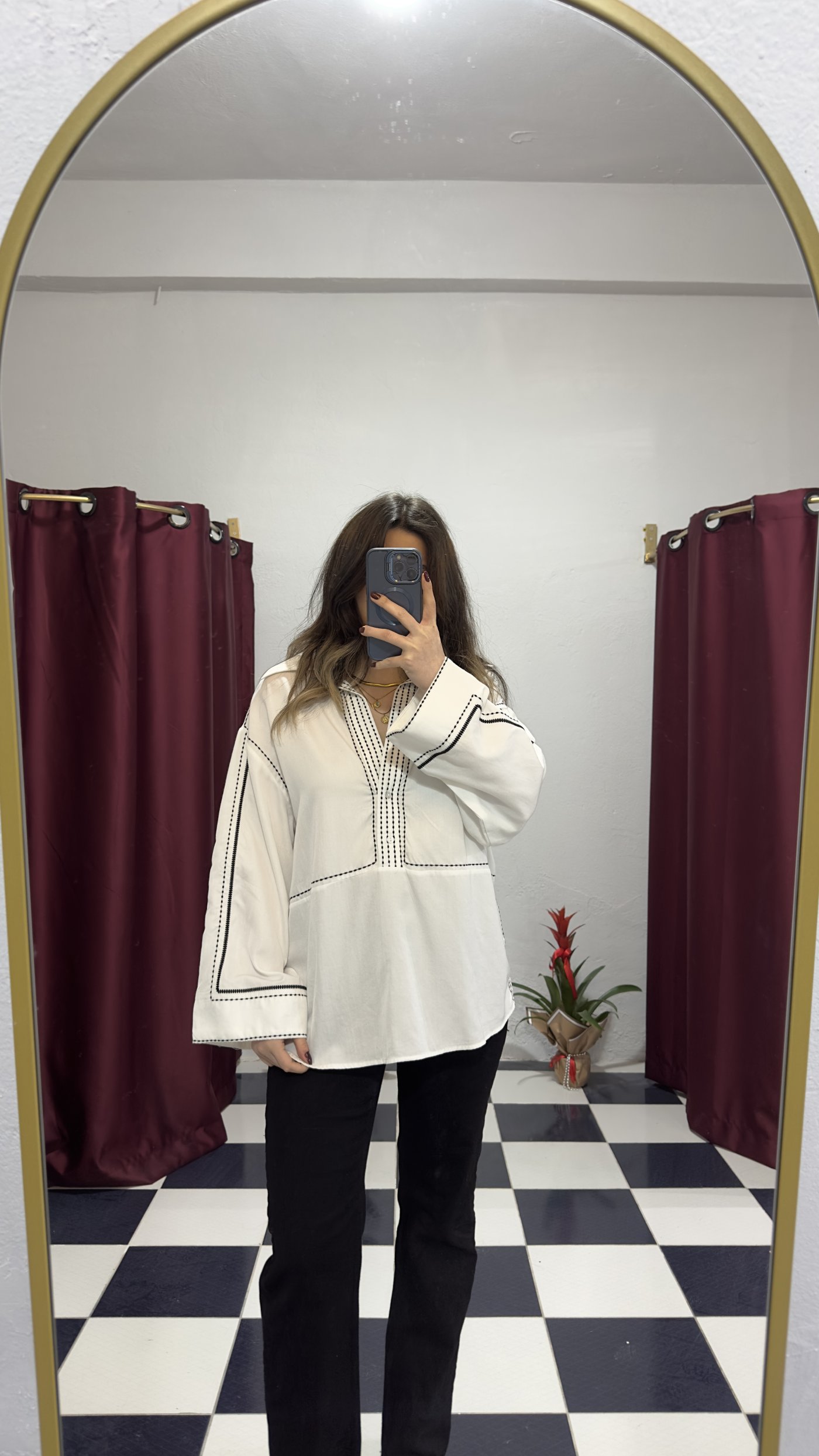 Siyah Nakış Detaylı Beyaz Oversize Bluz