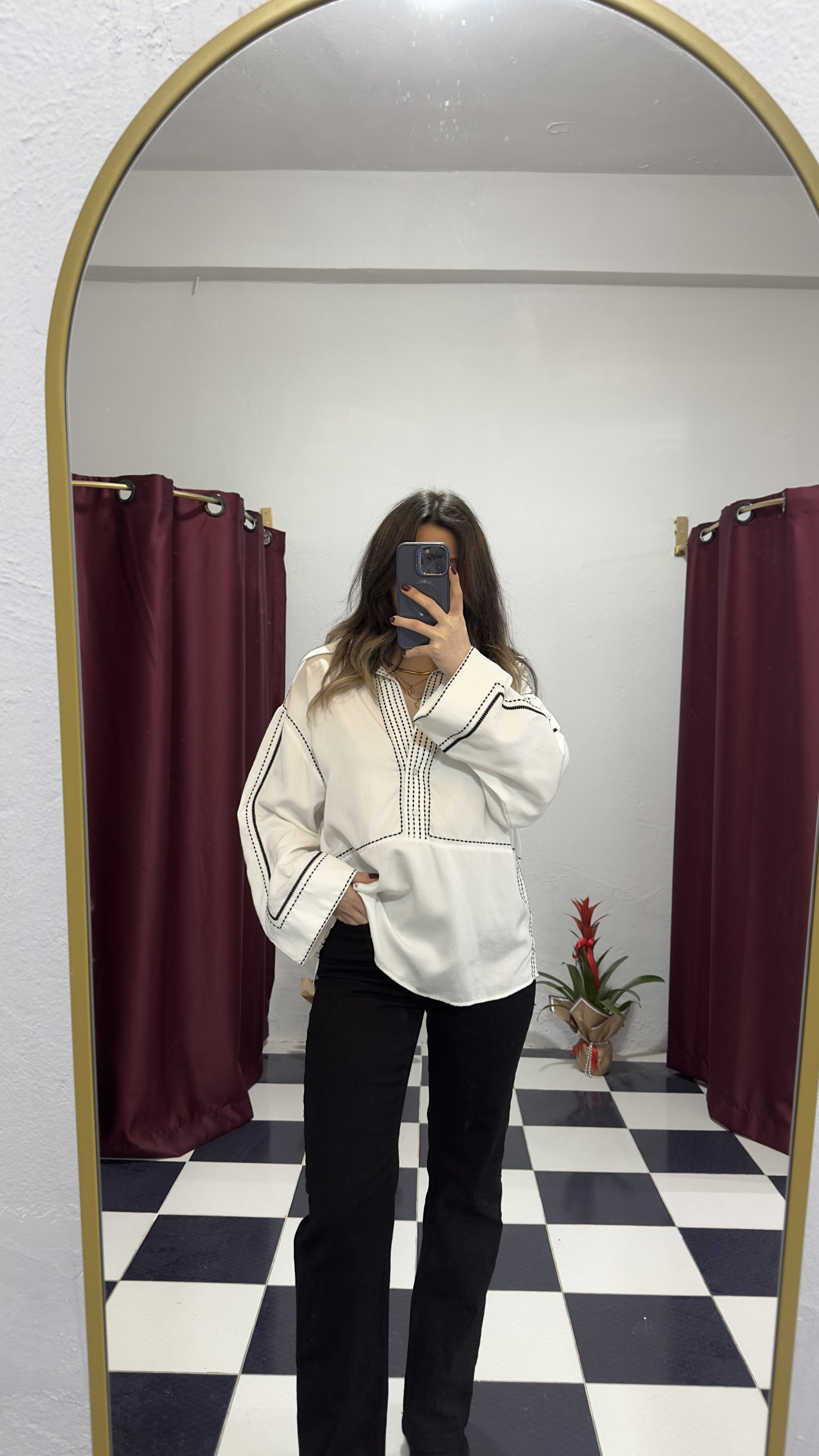 Siyah Nakış Detaylı Beyaz Oversize Bluz